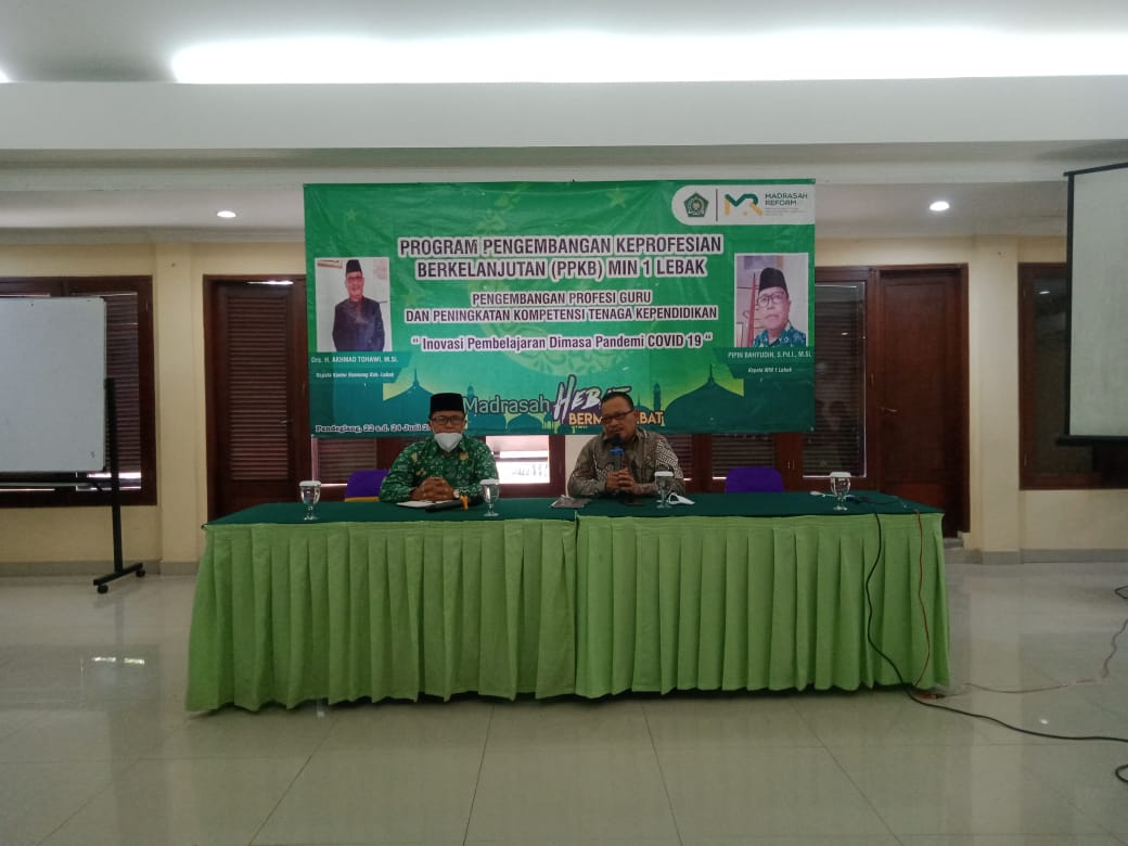 Kepala Kantor Kementerian Agama Kab. Lebak Dengan Kepala MIN 1 Lebak Saat Membuka Acara Kegiatan PPKB MIN 1 Lebak Tahun 2021